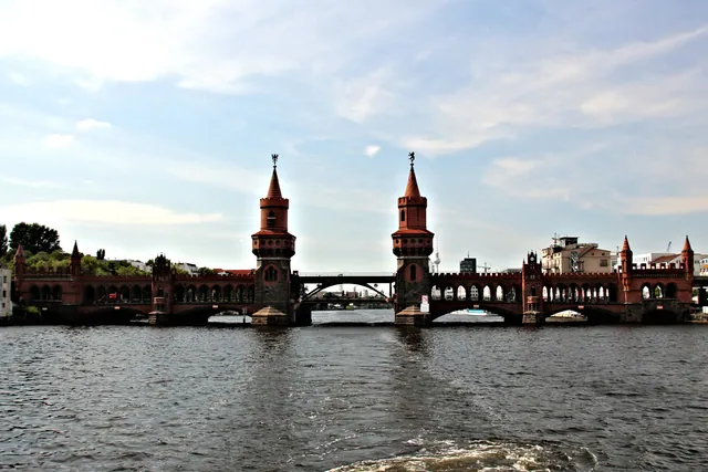Die Oberbaumbrücke über der Spree in Berlin